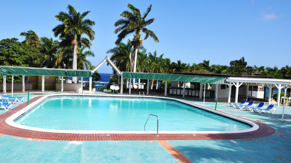 St.Bran's Burg Condo | Darling-Modern One-Bedroom Condo: Pool, Beach & Pool access