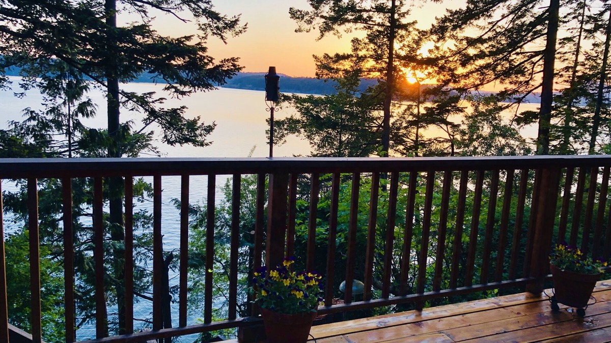 La Conner House | Darling Oceanfront Cottage only minutes from La Conner town.