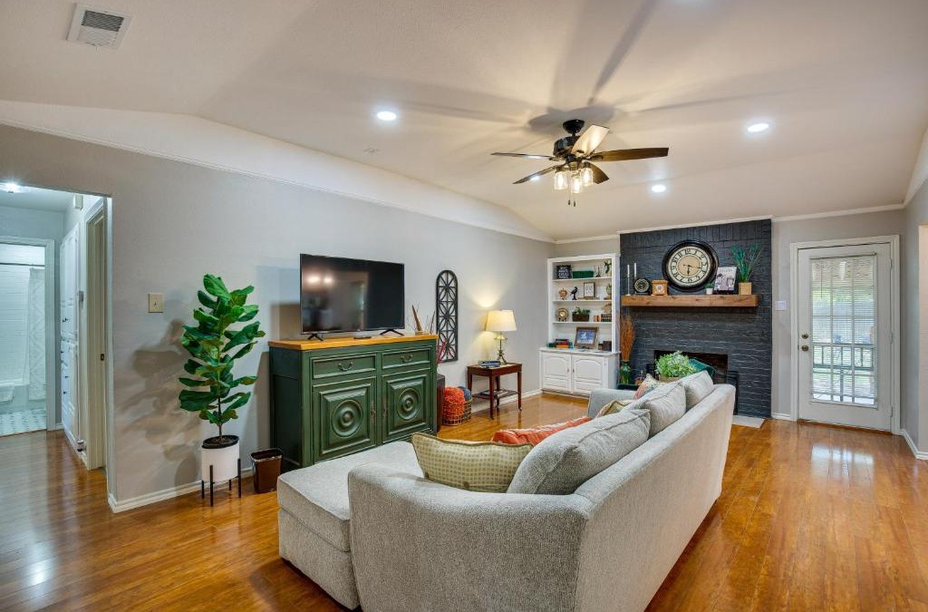Waxahachie House | Darling Waxahachie Home with Yard and Fire Pit!