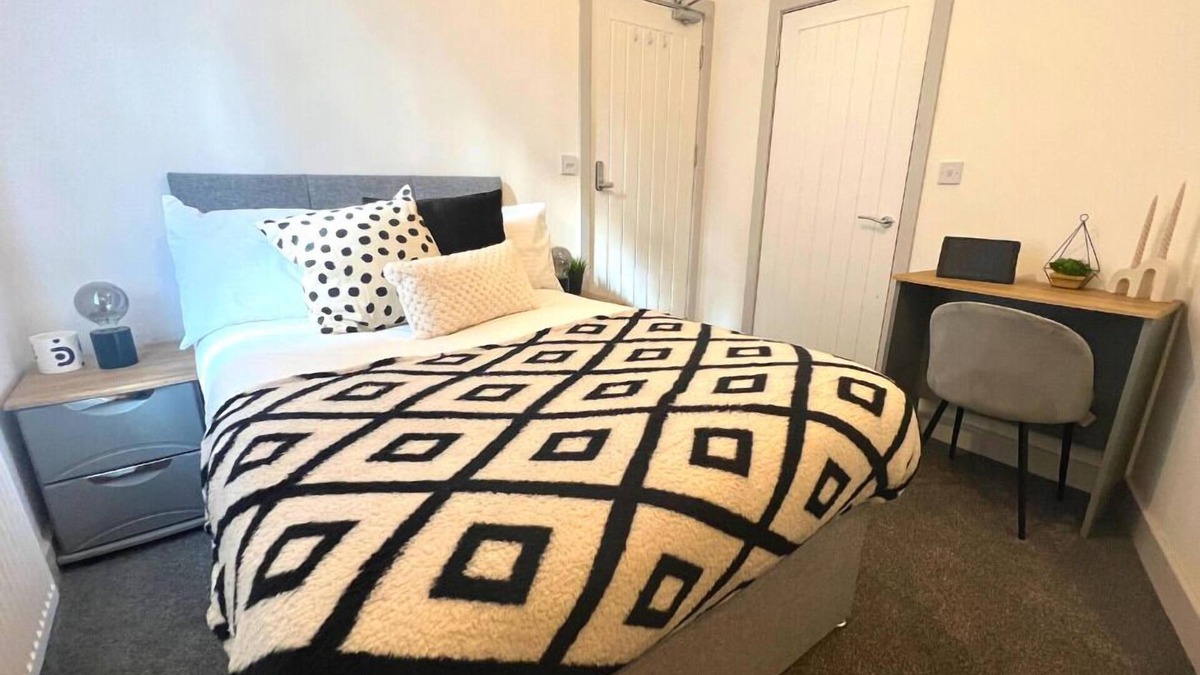 Wigan House | Darlington Suites Double Room with En-Suite in WN1