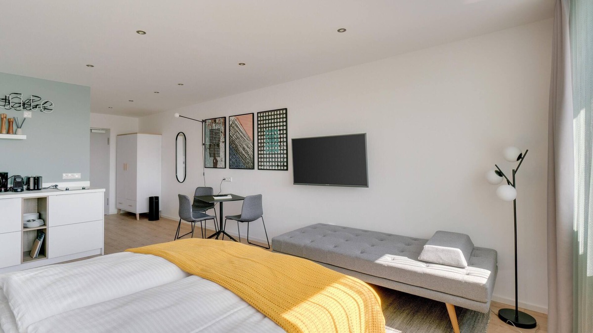 Mitte Apartment | Darmstadt Wilhelminenstr | Suite L + Seating Area