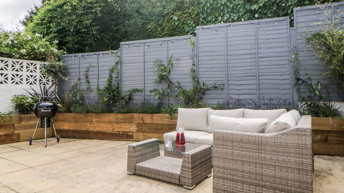 Stoke Gabriel Cottage | DART RETREAT, pet friendly, with a garden in Stoke Gabriel
