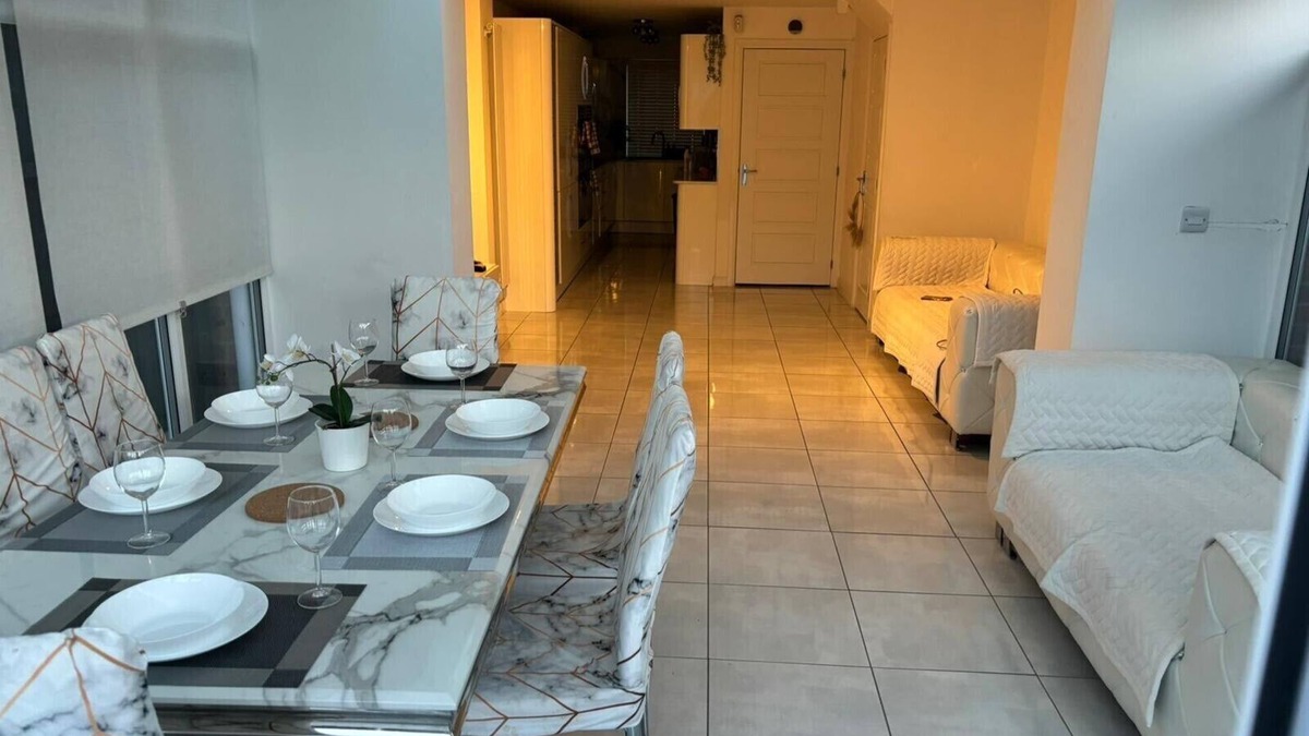 Stone House | Dartford, 4 Beds, Sleeps 8, near Bluewater and M25