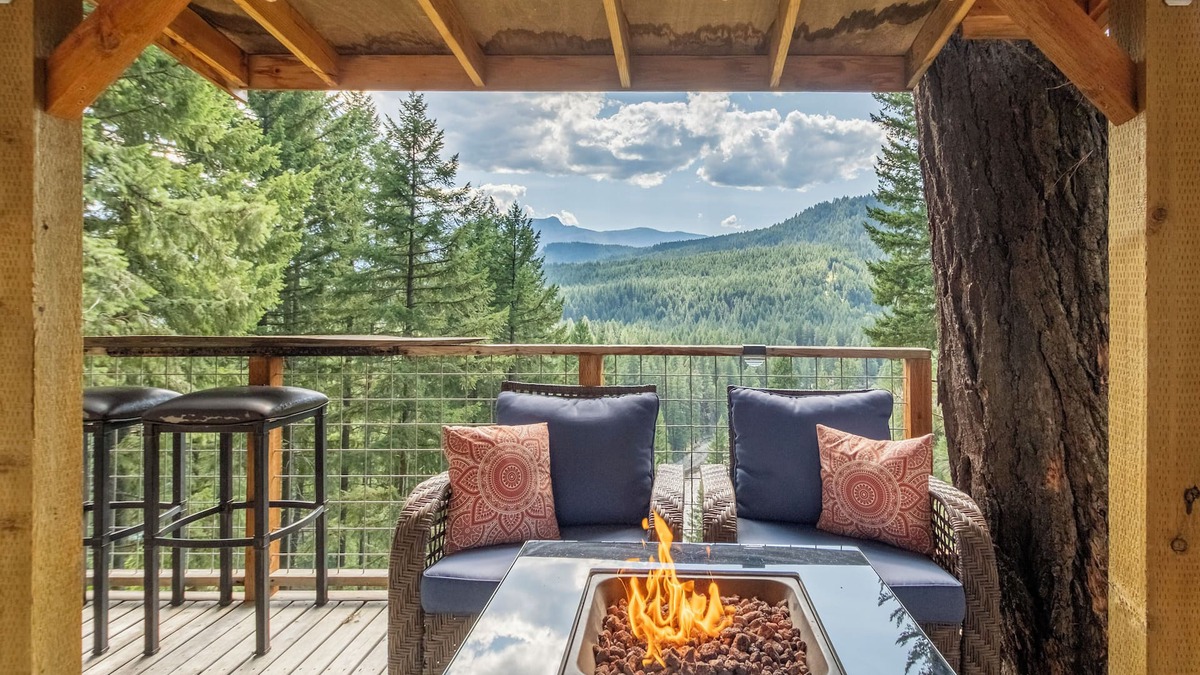 Leavenworth Cabin | Das Tree Haus-Views, Hot Tub, WIFI, Dogs, ROKU