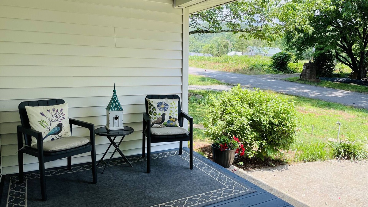 Helen Cottage | {Das Vogel Haus}nCheerful cottage getaway in Helen