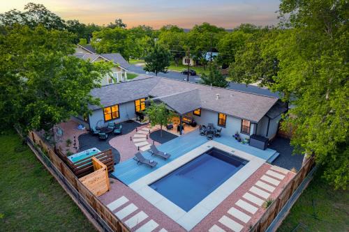 Fredericksburg House | Das Weinhaus Pool & Hot Tub - Walk to Main St