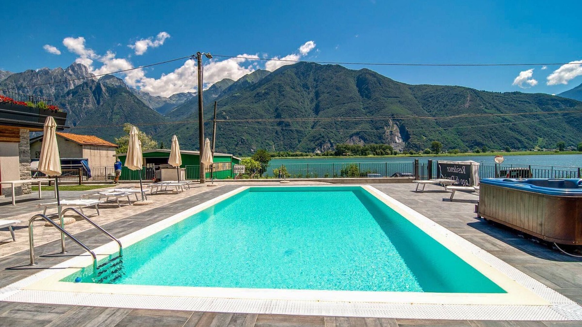 Dascio Apartment | Dascio Dolce Balcony Holiday Apartment on the Lake with Pool