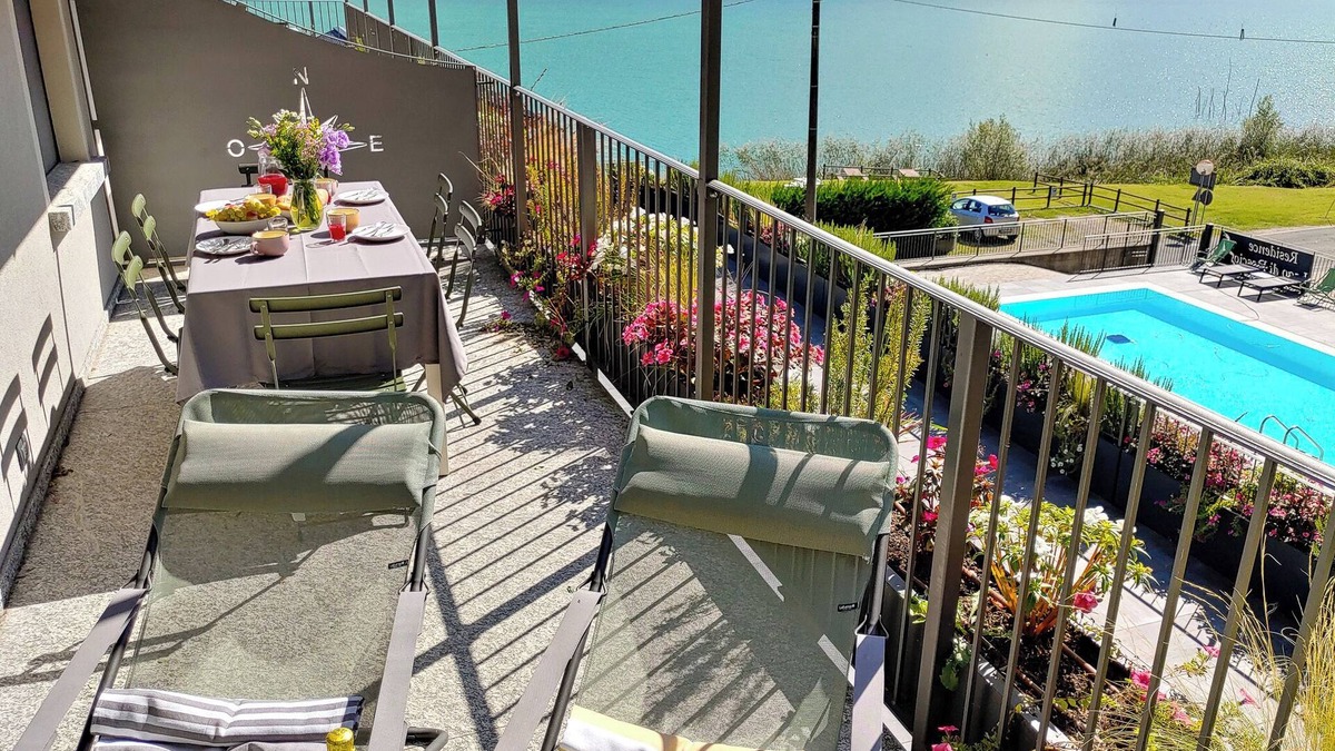 Dascio Apartment | Dascio Oasi Balcony Holiday Apartment on the Lake with Pool