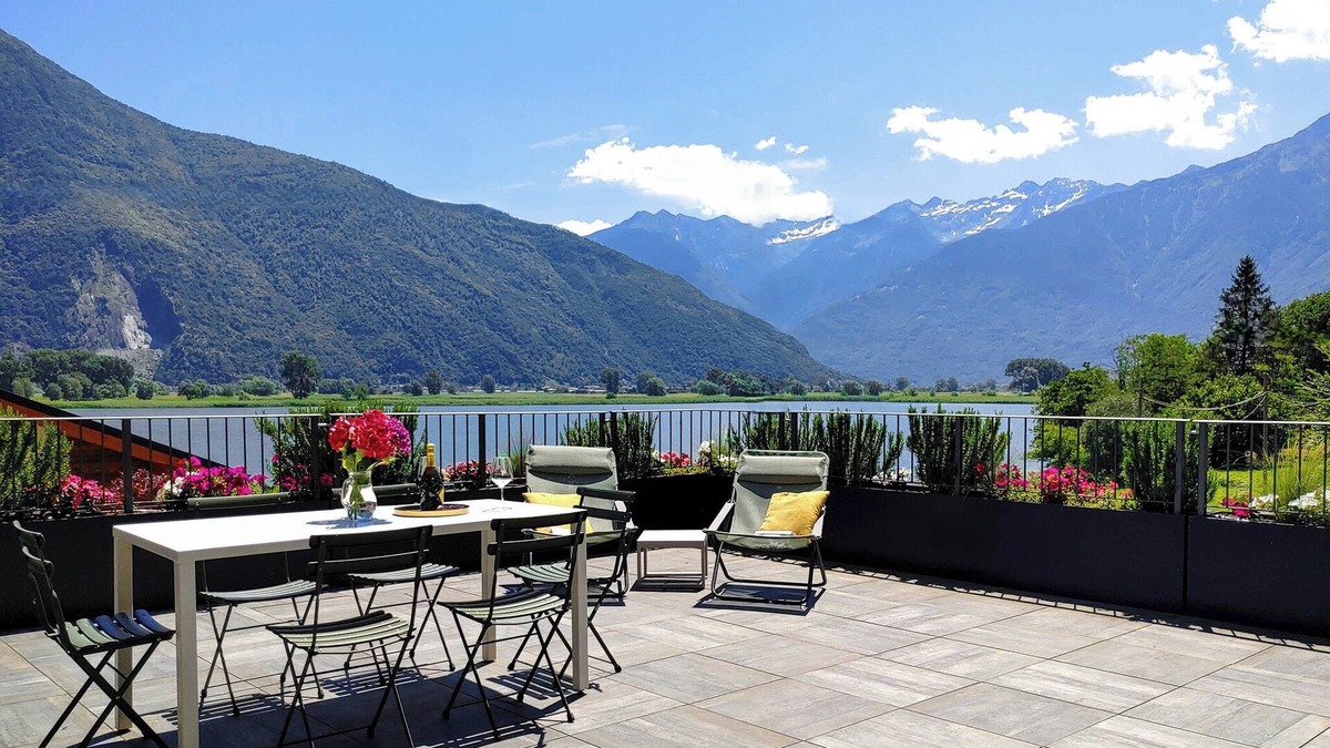 Dascio Apartment | Dascio Oasi Roof Terrace Holiday Apartment on the Lake with Pool