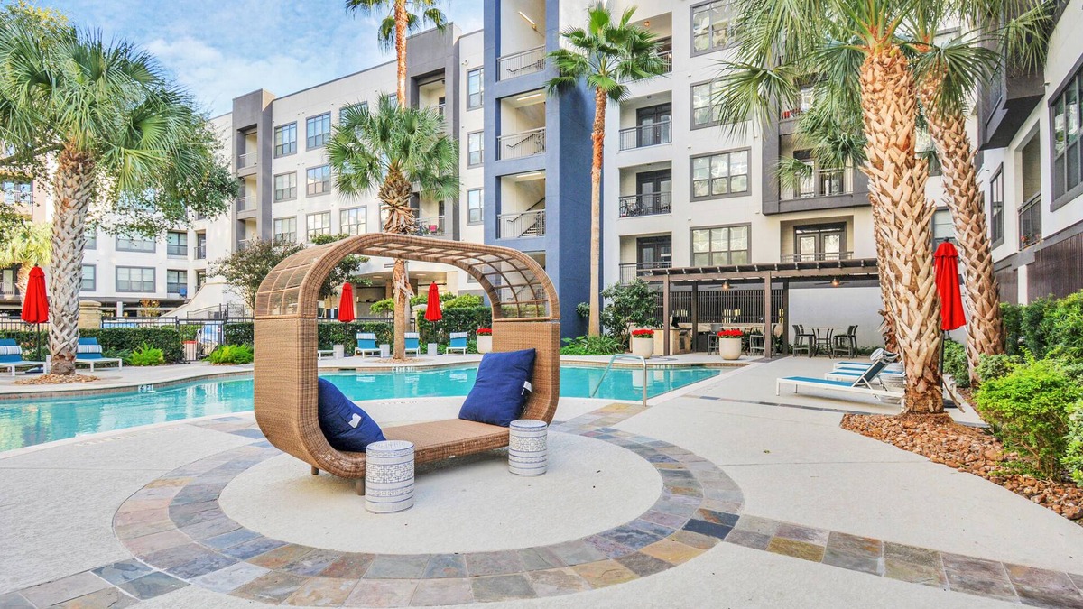 Willow Meadows/Willowbend Area Apartment | Dashing King Suite For Ext. Stay In Galleria Area