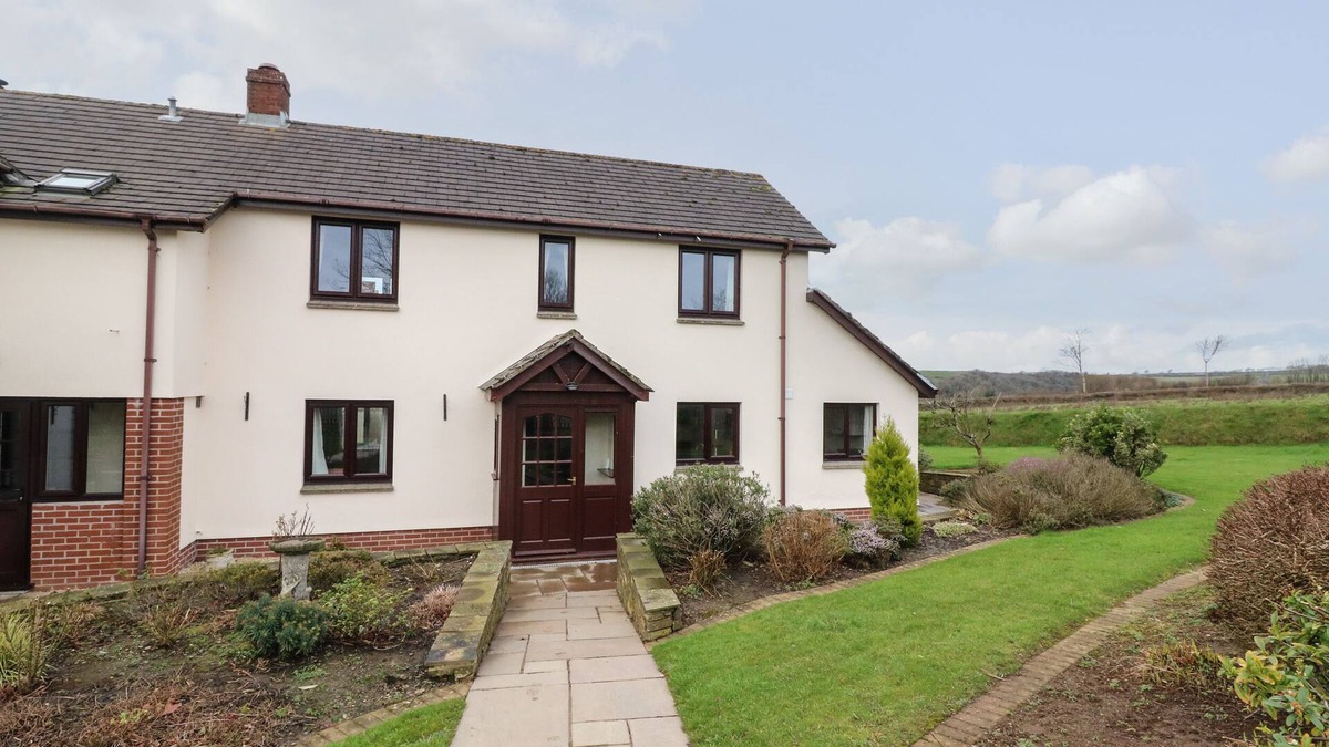 Brayford Cottage | DASSEL COTTAGE, pet friendly, character holiday cottage in Barnstaple