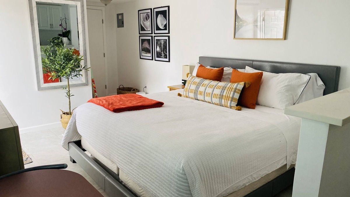 Lake Worth Corridor Apartment | Date me ,Top Location , Close Beach