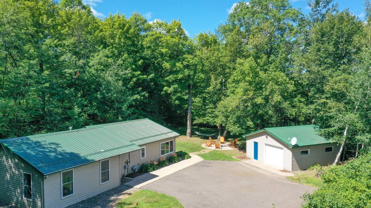 Garrison Cabin | Dates in July Open! Cabin on the Lake, Dock, Arcade, Kid & Dog Friendly