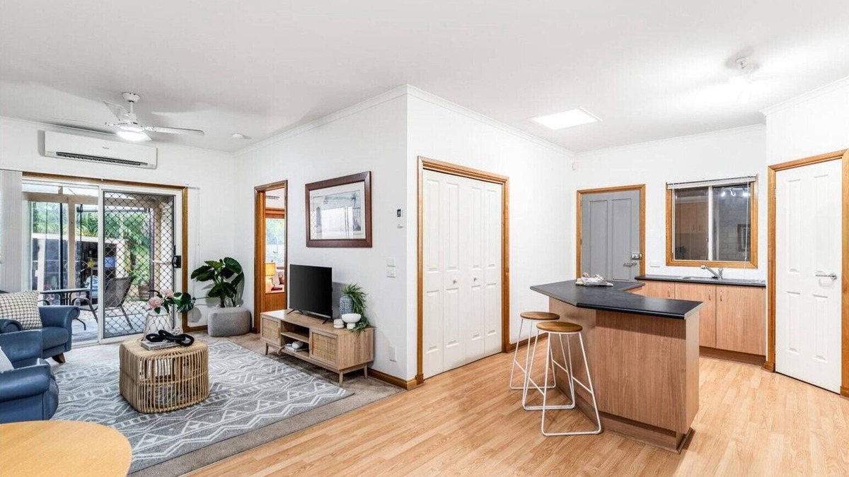 Berwick Apartment | Dave and Jayne's Retreat - luxury king bed self-contained apartment.