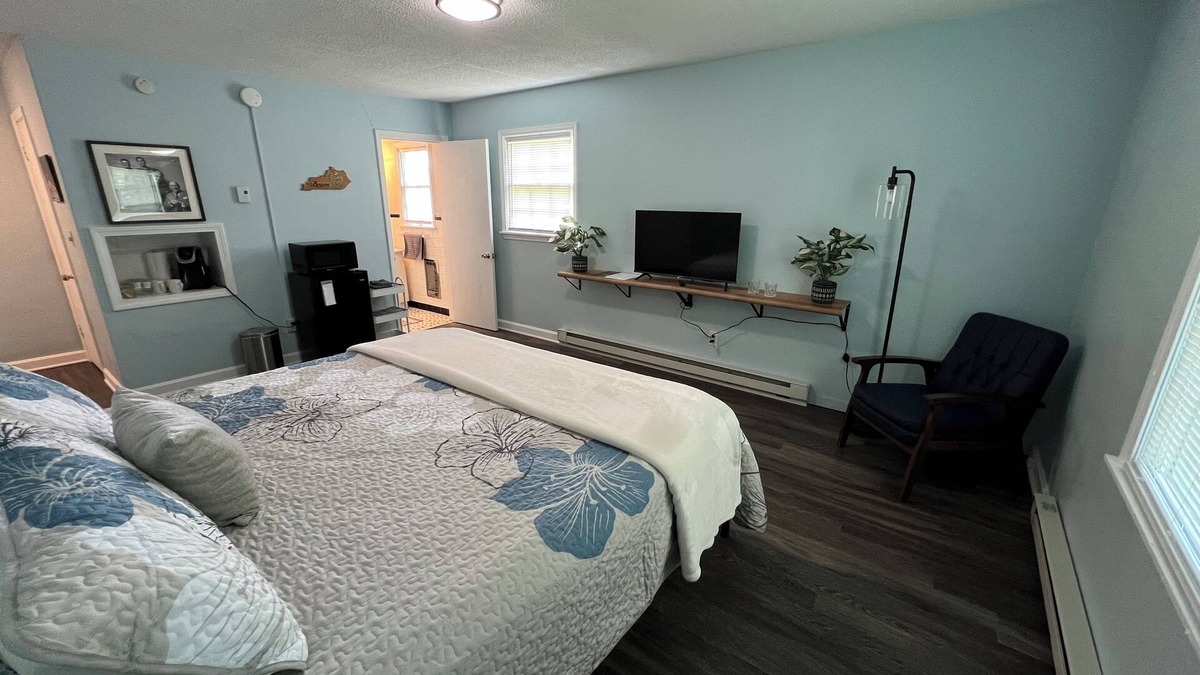 Bardstown Apartment | David Beam Room-Easy walk to downtown & 10 mins to Distilleries-NO Cleaning Fee!
