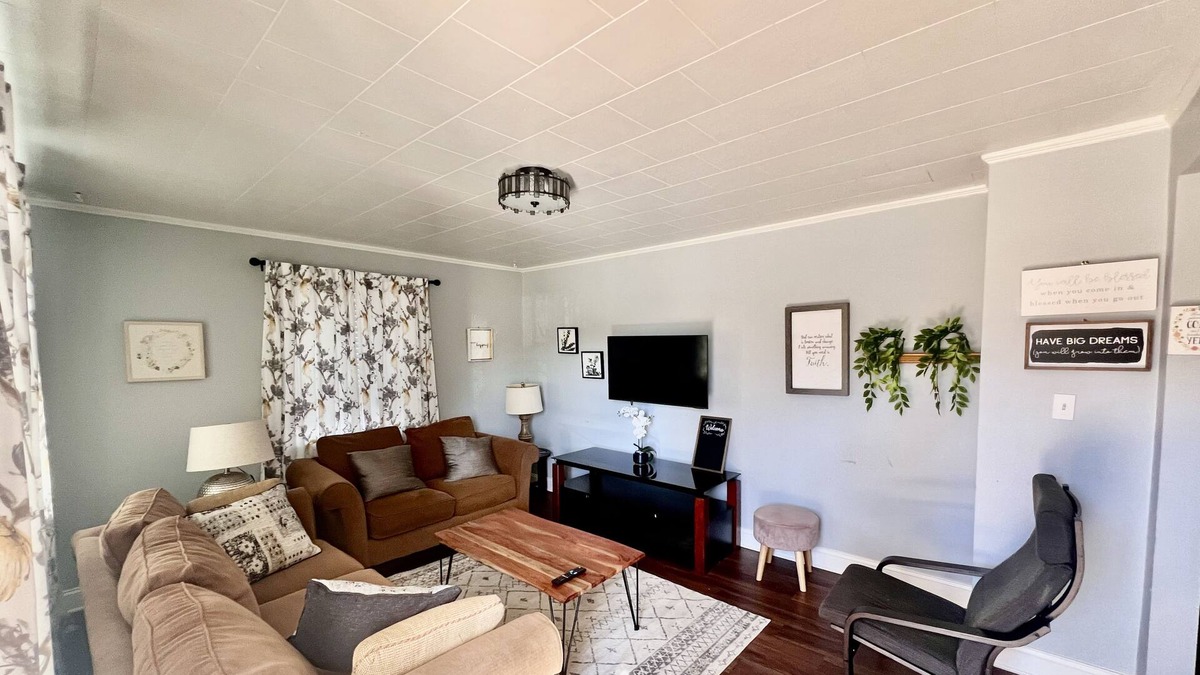 Monroe House | David's Place, Relaxing, calm 3 bedroom 2 full baths in a quiet neighborhood.