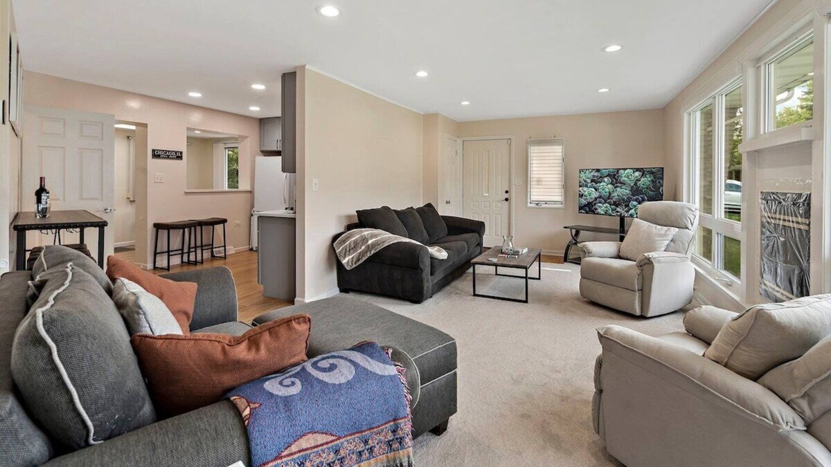 Highland Hills House | David’s Vacation Escapes Suburban Oasis Home Sleeps 10
