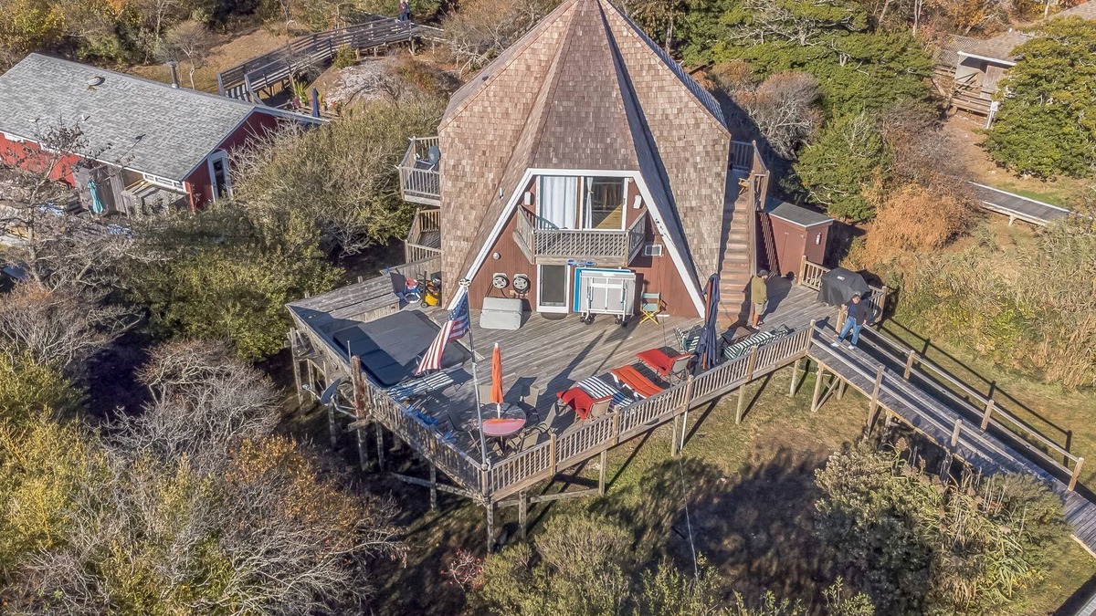Davis Park House | Davis Park FI Handkerchief House AC Sleeps 12 Large Hot Tub, Large deck with Hot tub Pet friendly l