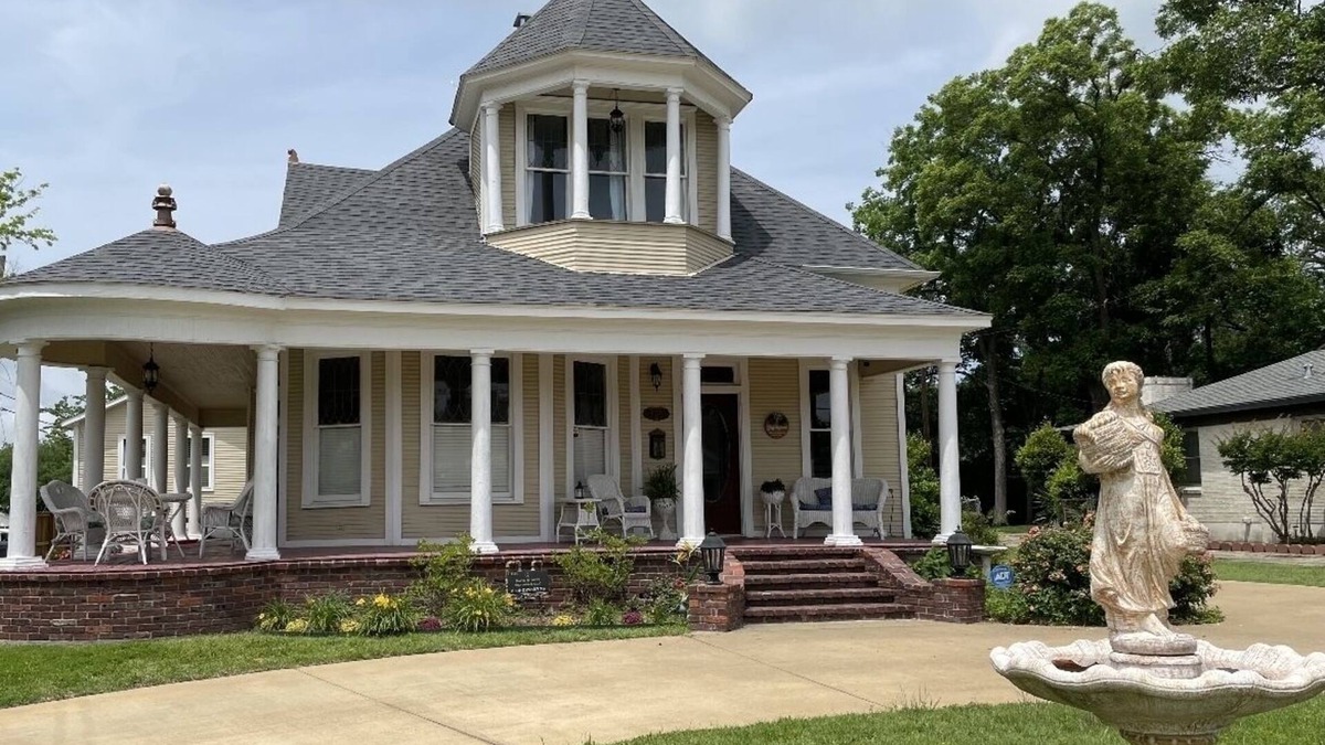 Sulphur Springs House | Davis Street Victorian - Steps away from Celebration Square !