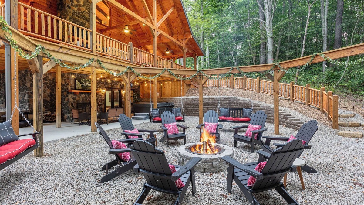 Carbon Hill Cabin | Dawley Chalet! Spectacular! Sleeps 18~HUGE fire pit area~Game room~Putt Golf