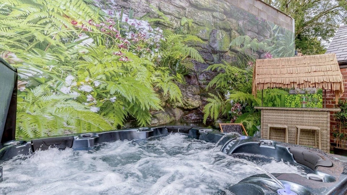 Cromford House | Dawn's House Cromford-Quirky Colourful Home, Hot Tub, Pet Friendly Peak District
