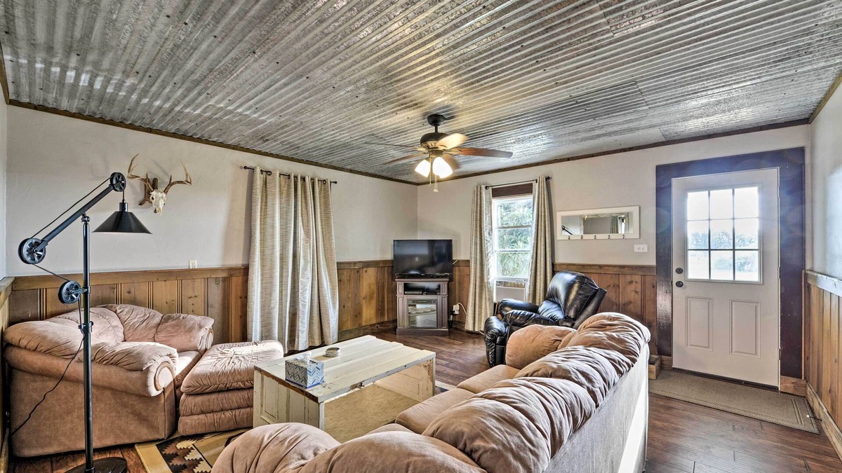 McLennan County House | Day Trip to Waco & Temple: House on Cattle Farm