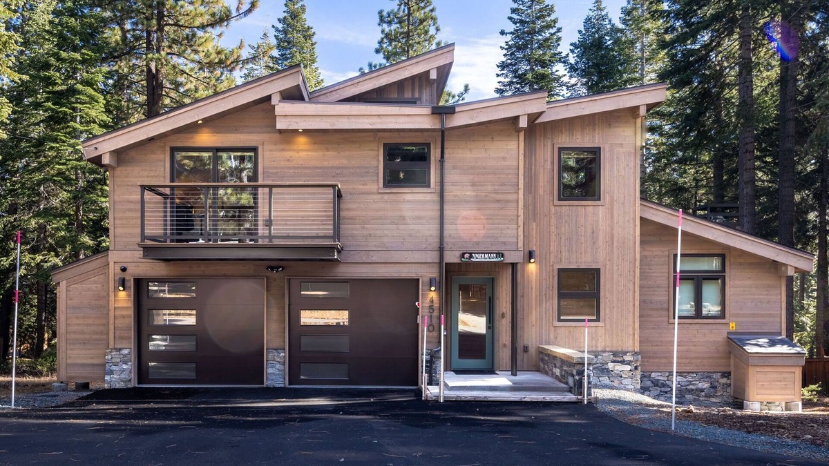 Ridgewood House | Daybreak by Tahoe Getaways - New Remodel w/Private Hot Tub