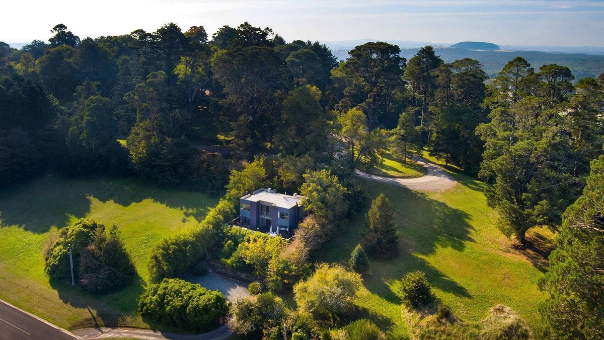 Daylesford House | Daybreaker Summary: D