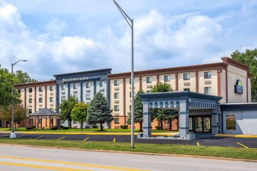 Hammond Hotel | Days Inn and Suites by Wyndham Hammond, IN