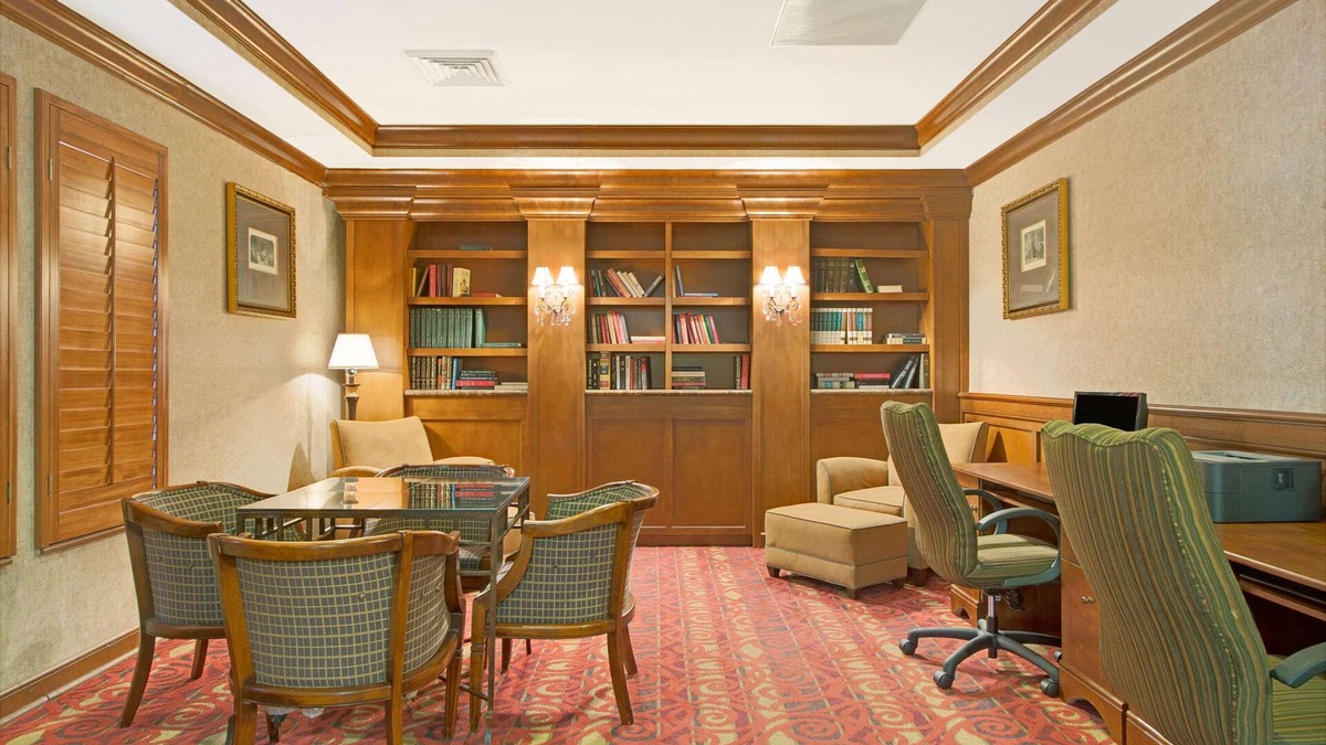 Maryland Heights Hotel | Days Inn and Suites by Wyndham St. Louis/Westport Plaza