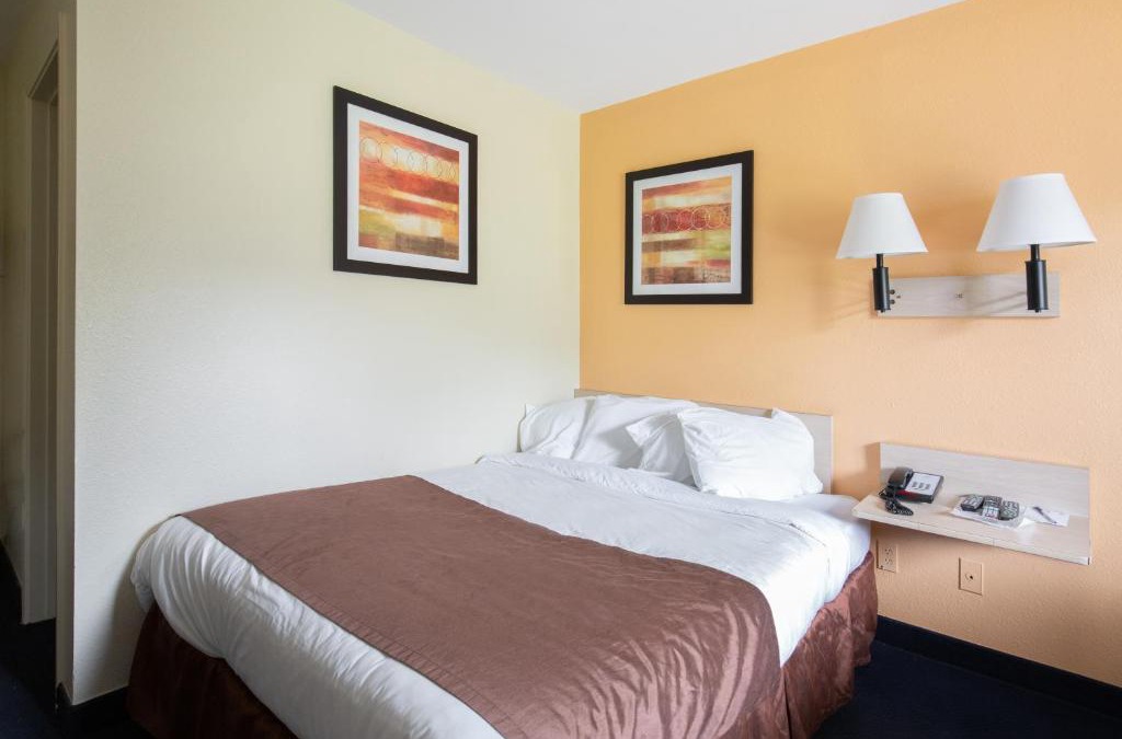 New Philadelphia Hotel | Days Inn by Wyndham New Philadelphia