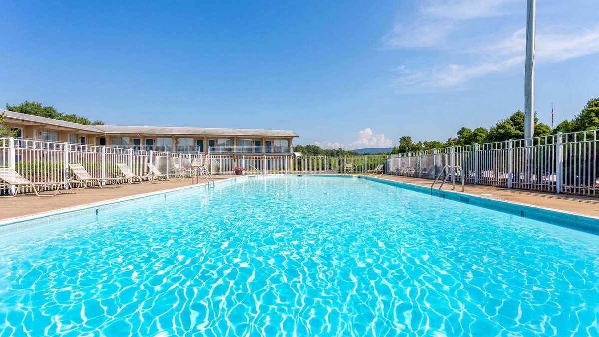 Breezewood Hotel | Days Inn by Wyndham Breezewood