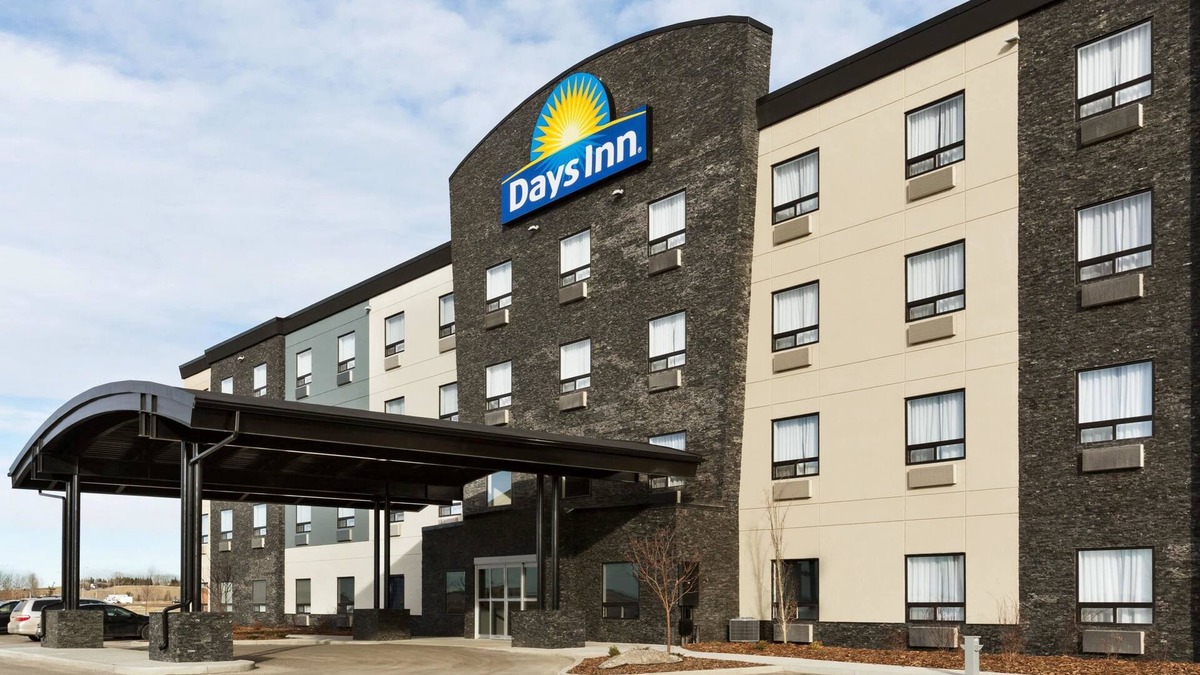 Balzac Hotel | Days Inn by Wyndham Calgary North Balzac