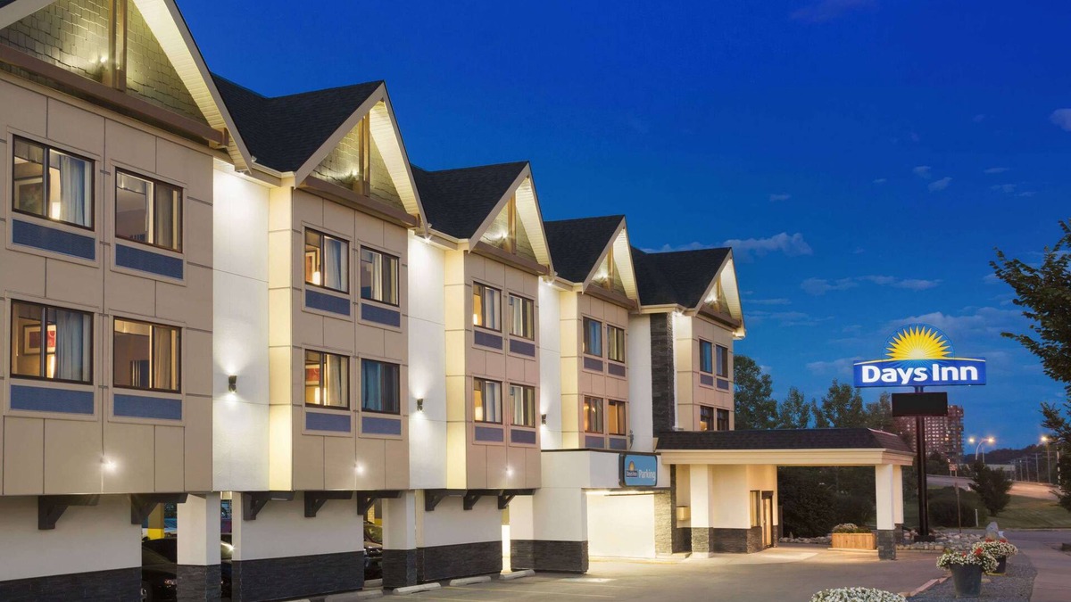 Montgomery Hotel | Days Inn by Wyndham Calgary Northwest