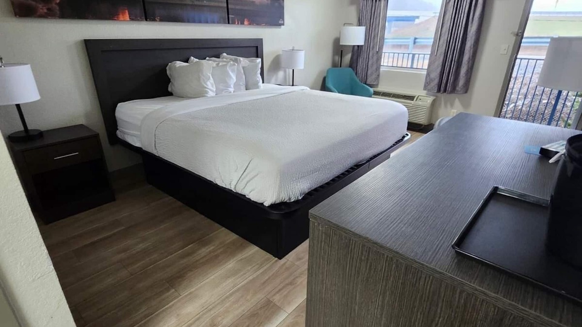 Tad Hotel | Days Inn by Wyndham Charleston WV