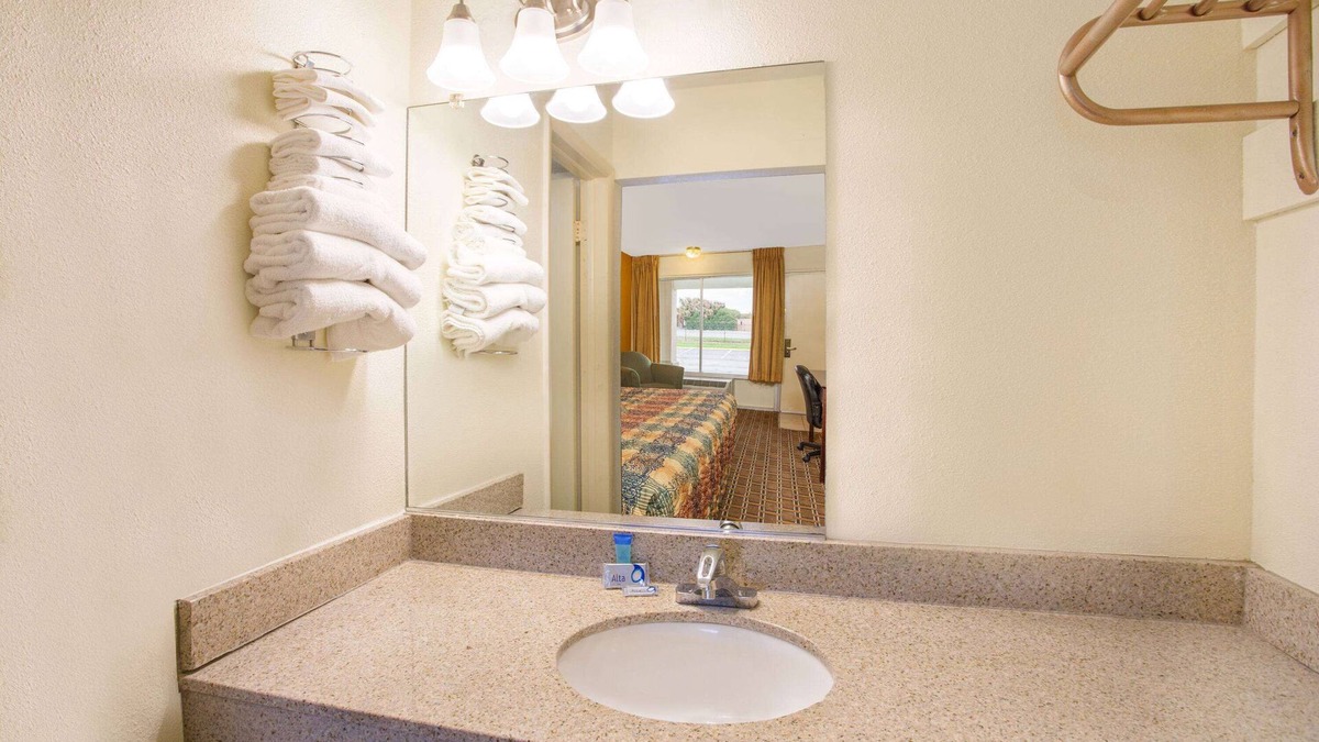 Bermuda Hotel | Days Inn by Wyndham Chester