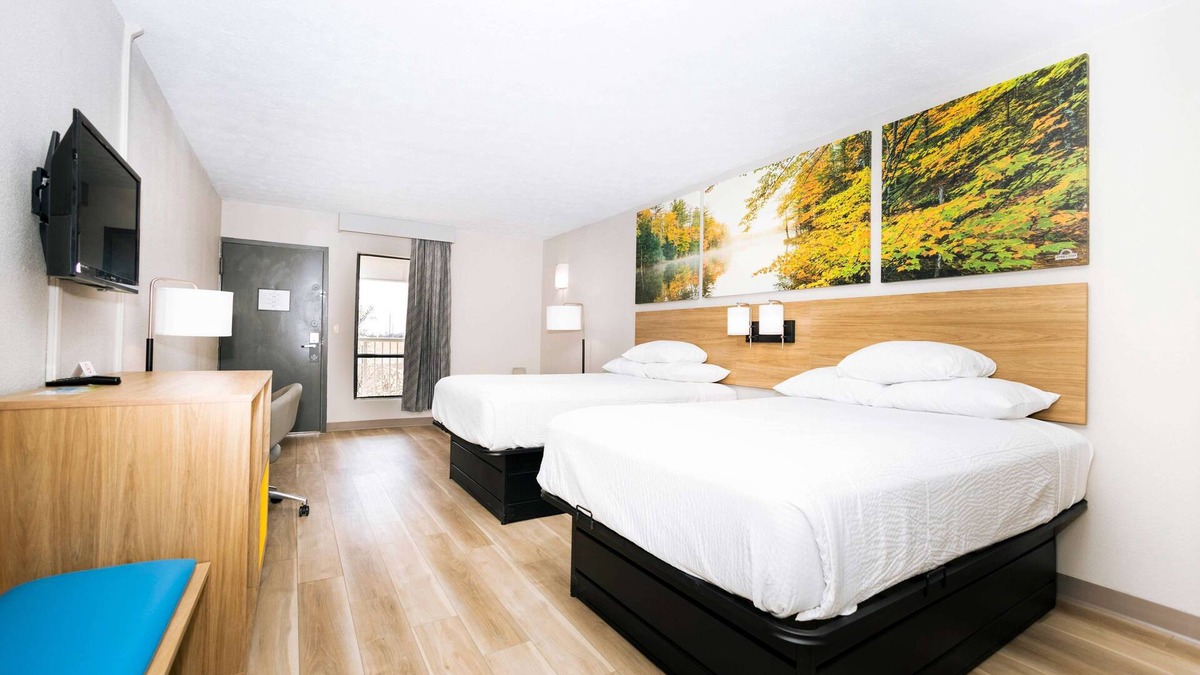 Latonia Hotel | Days Inn by Wyndham Cincinnati East