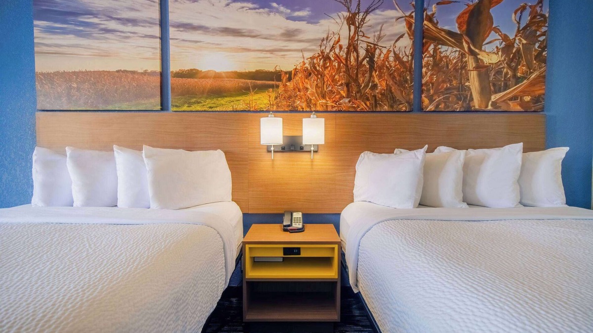 Evansdale Hotel | Days Inn by Wyndham Evansdale Waterloo