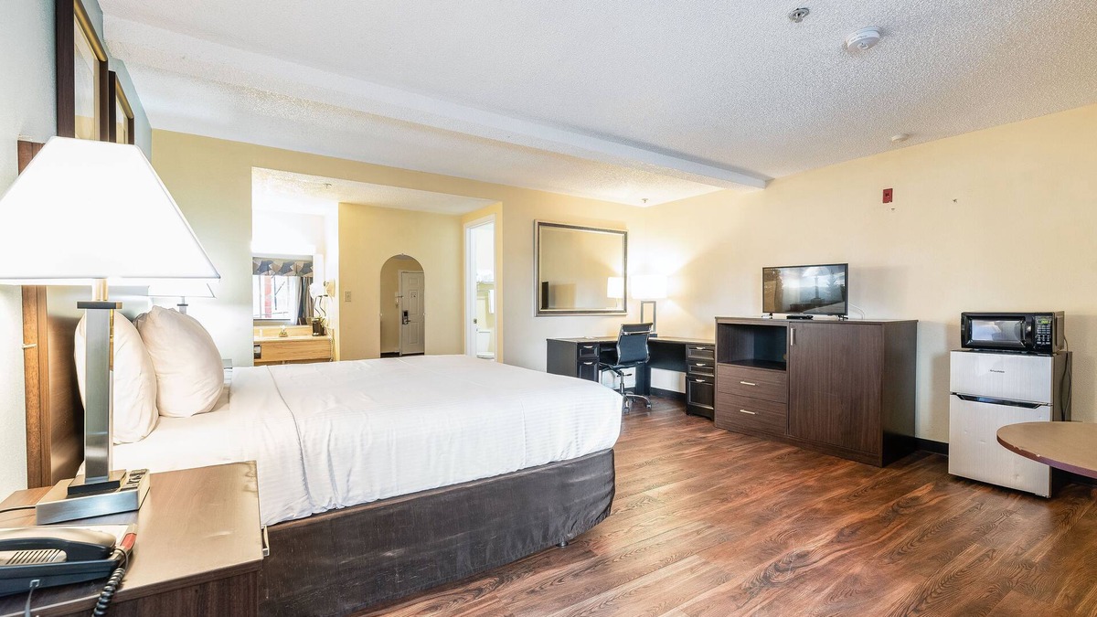 Federal Way Hotel | Days Inn by Wyndham Federal Way