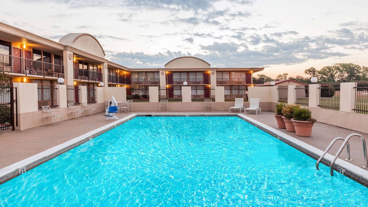 Hillsboro Hotel | Days Inn by Wyndham Hillsboro TX