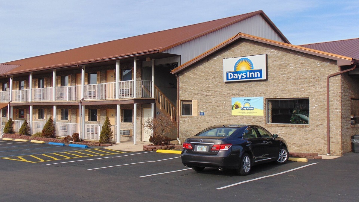 Pea Ridge Hotel | Days Inn by Wyndham Huntington