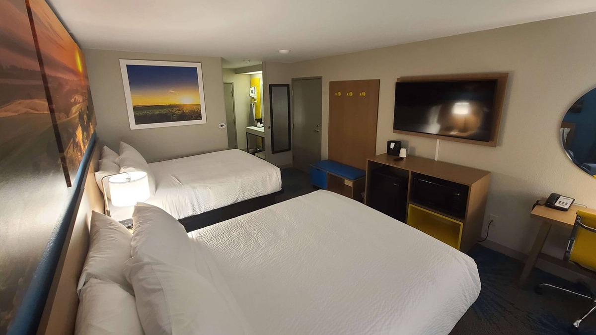Watertown Hotel | Days Inn by Wyndham Johnson Creek