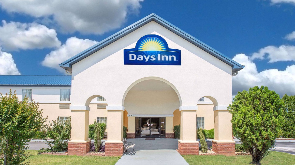 Lincoln Hotel | Days Inn by Wyndham Lincoln