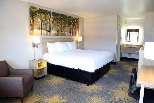 Monroe Hotel | Days Inn by Wyndham Monroe, Louisiana