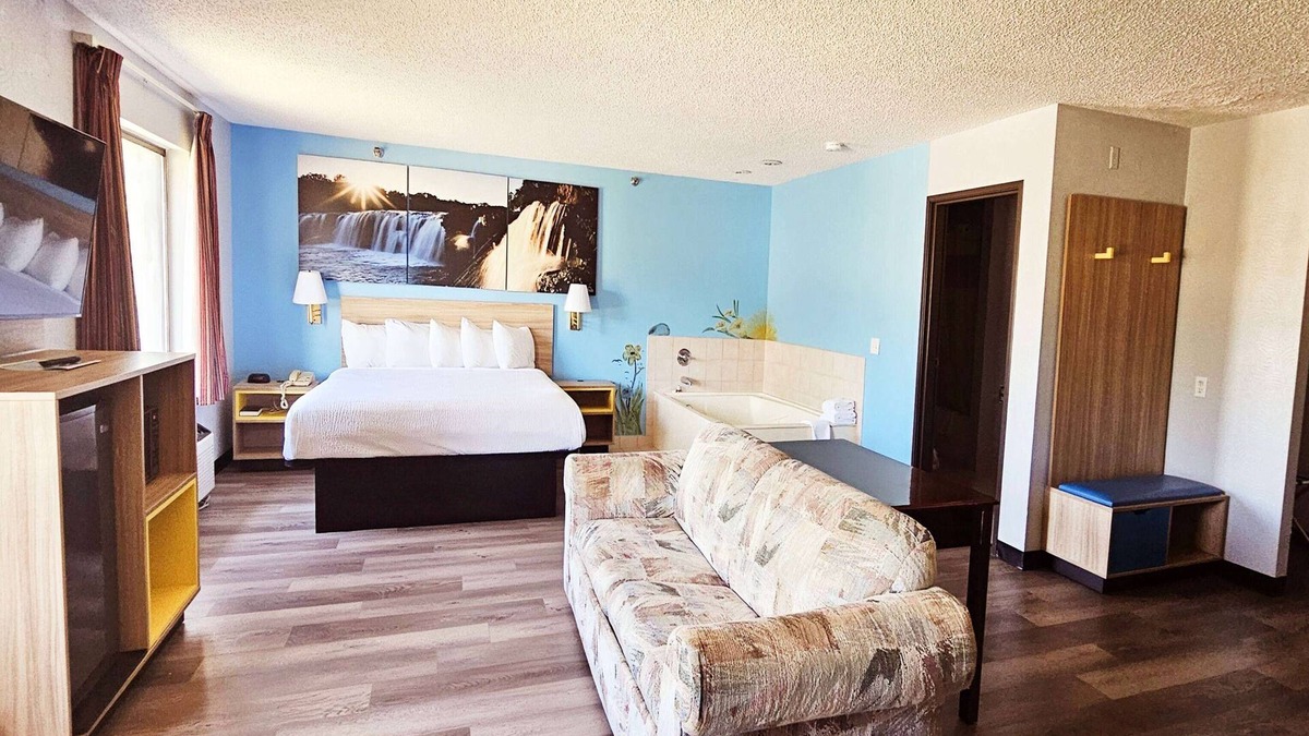 Ozark Hotel | Days Inn by Wyndham Ozark Springfield