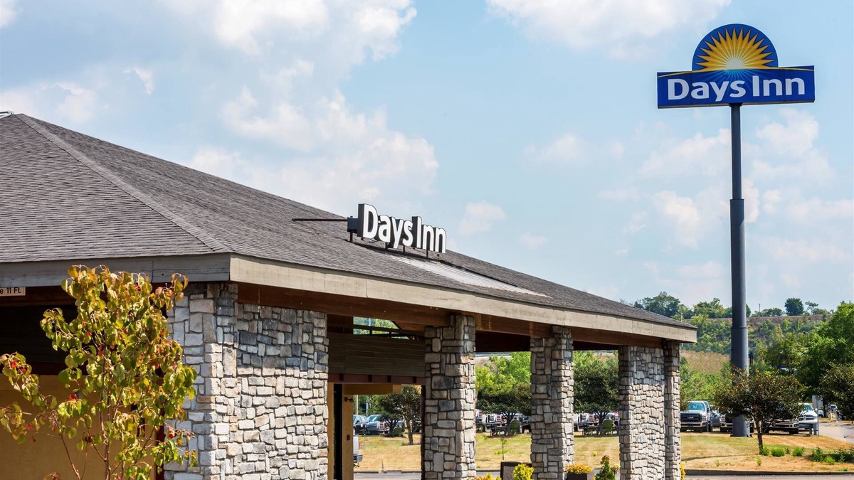 Bairdford Hotel | Days Inn by Wyndham Pittsburgh-Harmarville