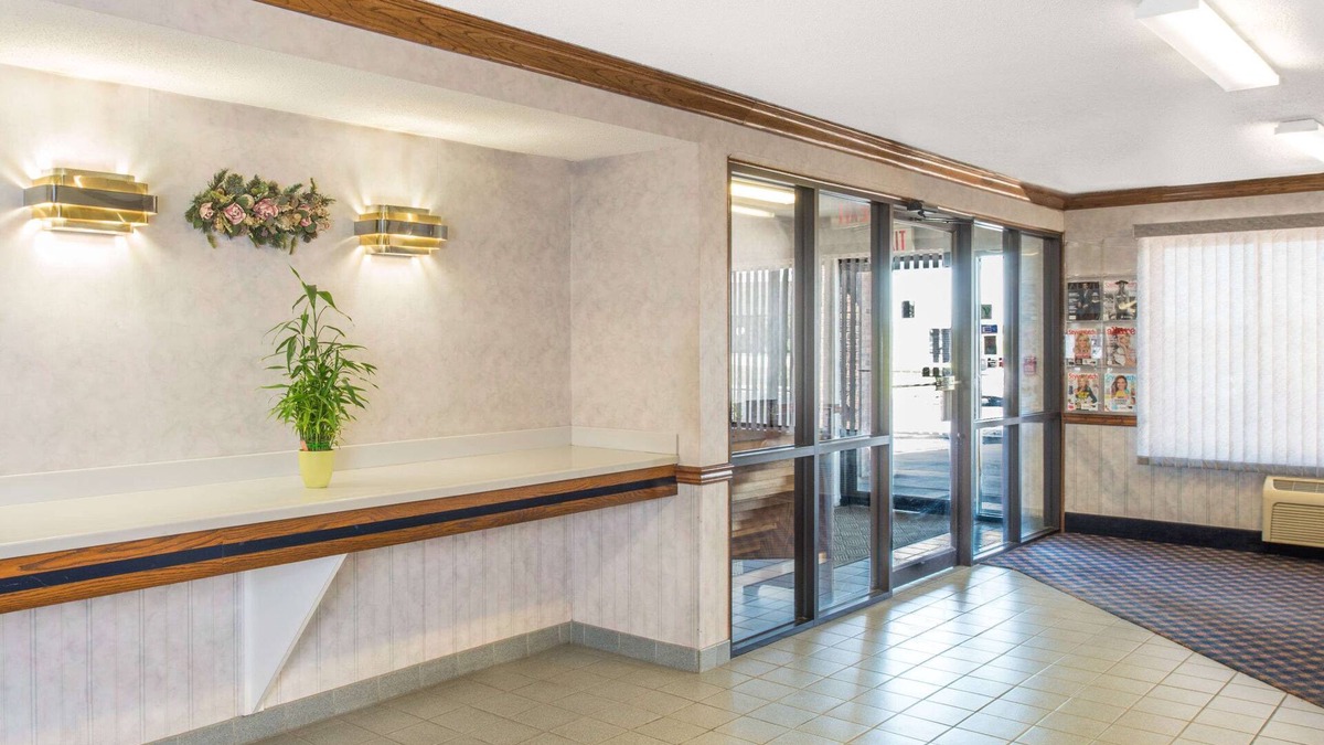 Mitchell Hotel | Days Inn by Wyndham Pontoon Beach