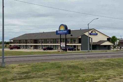 Pratt Hotel | Days Inn by Wyndham Pratt