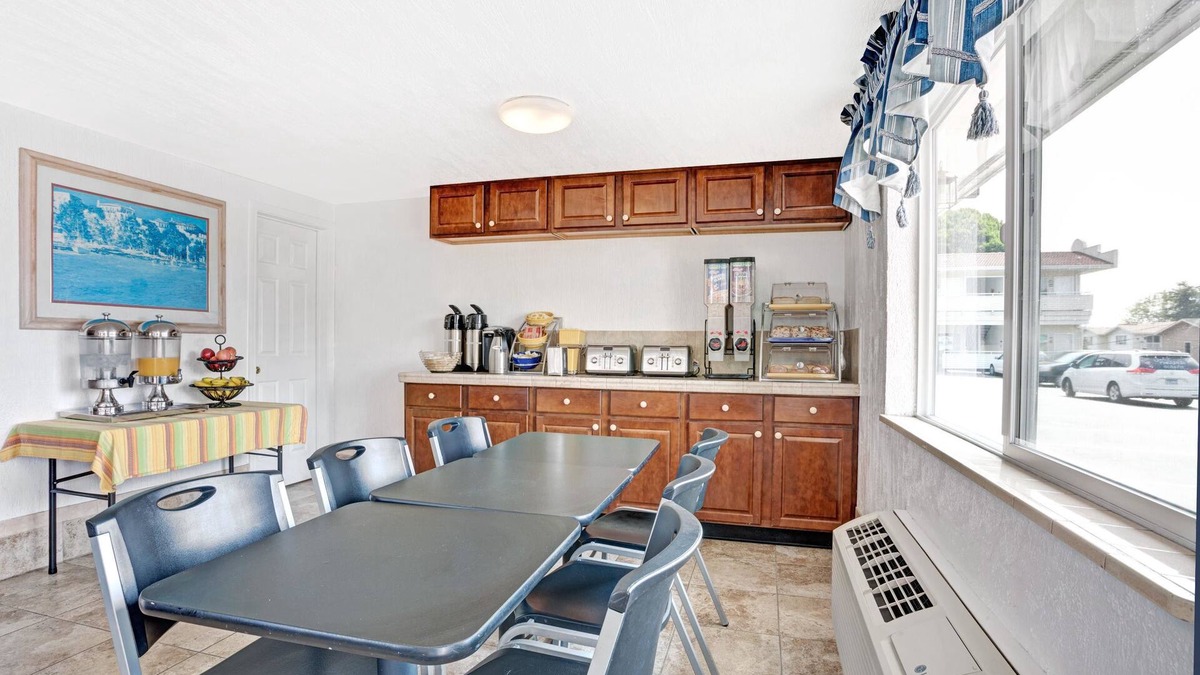 Licton Springs Hotel | Days Inn by Wyndham Seattle North of Downtown