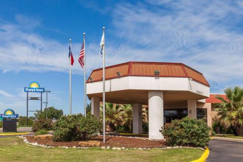 Sherman Hotel | Days Inn by Wyndham Sherman